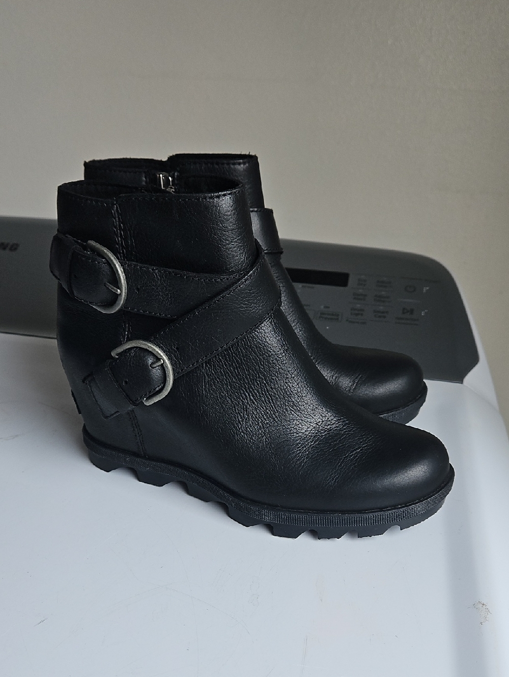 SOREL Joan Of Arctic Wedge II Buckle Black Leather BootiesWomen's Size 7.5